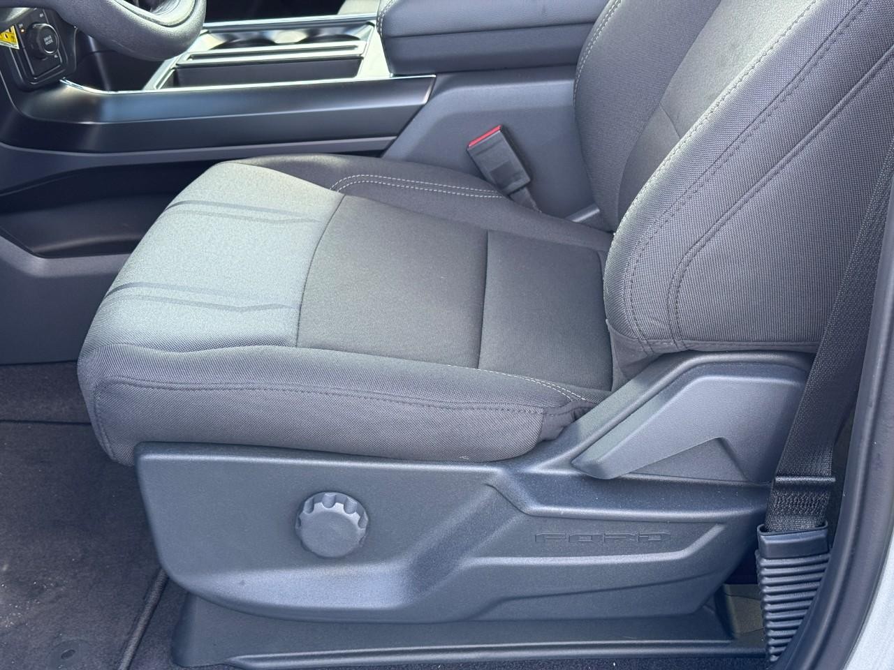 Ford F-150 Vehicle Full-screen Gallery Image 11