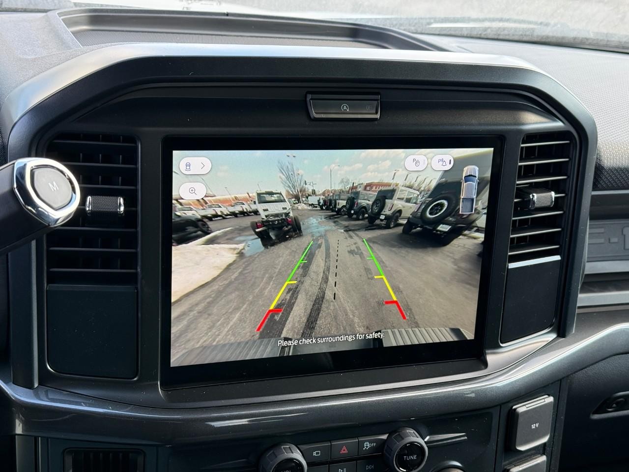 Ford F-150 Vehicle Full-screen Gallery Image 15