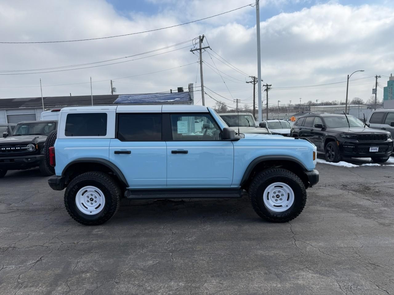 Ford Bronco Vehicle Full-screen Gallery Image 02