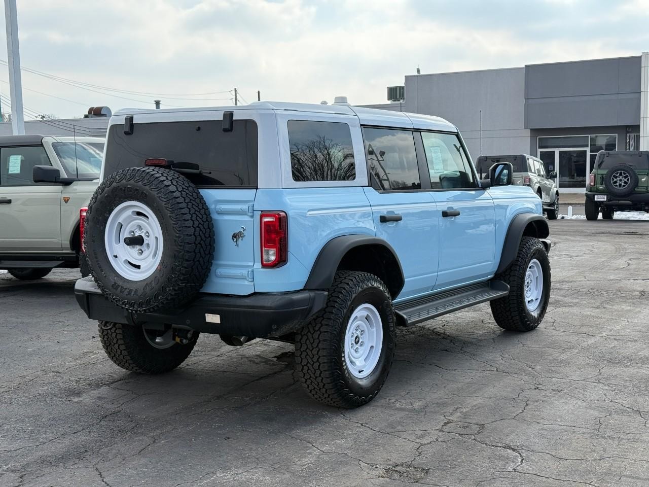 Ford Bronco Vehicle Full-screen Gallery Image 03