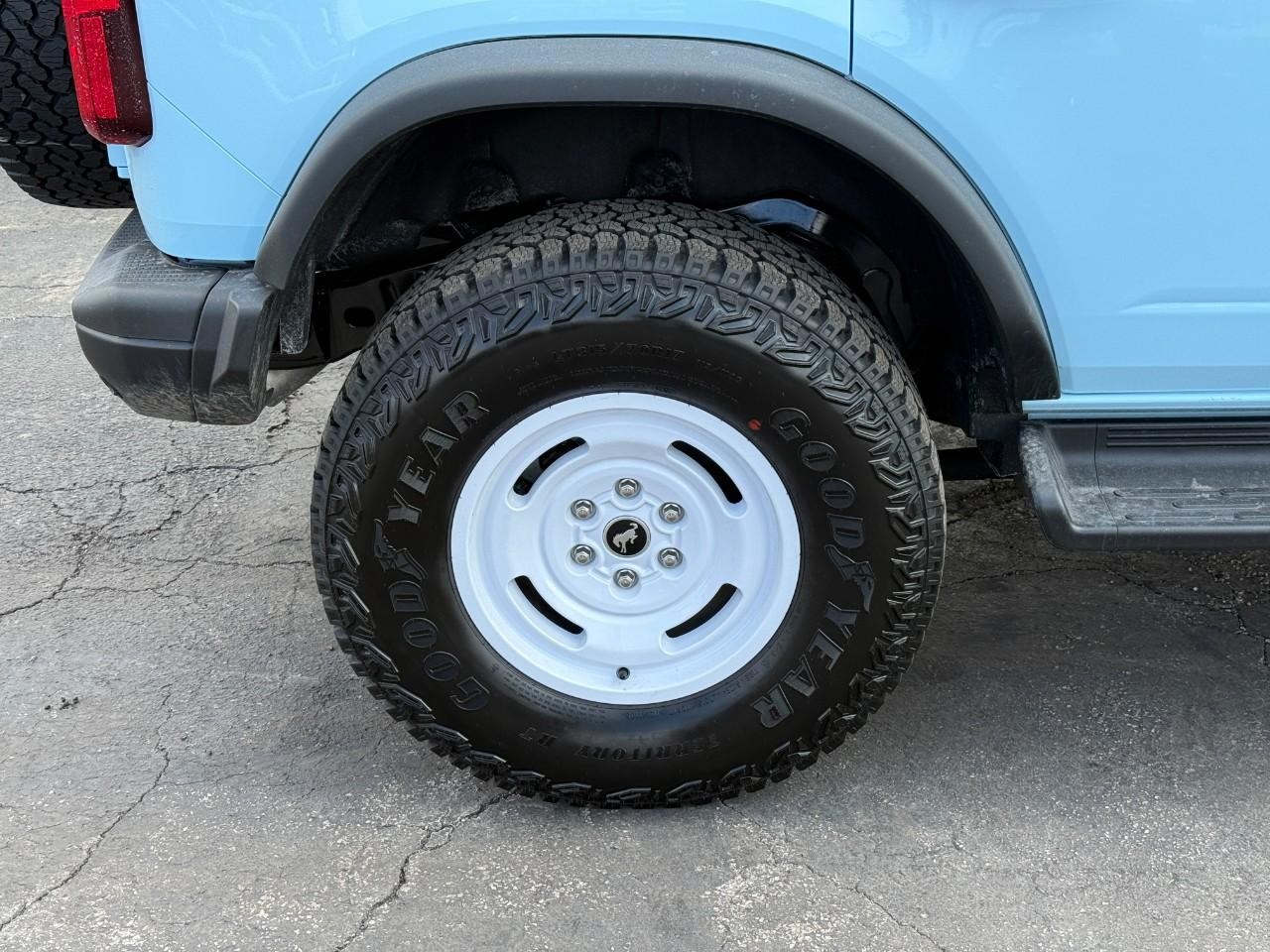 Ford Bronco Vehicle Full-screen Gallery Image 04