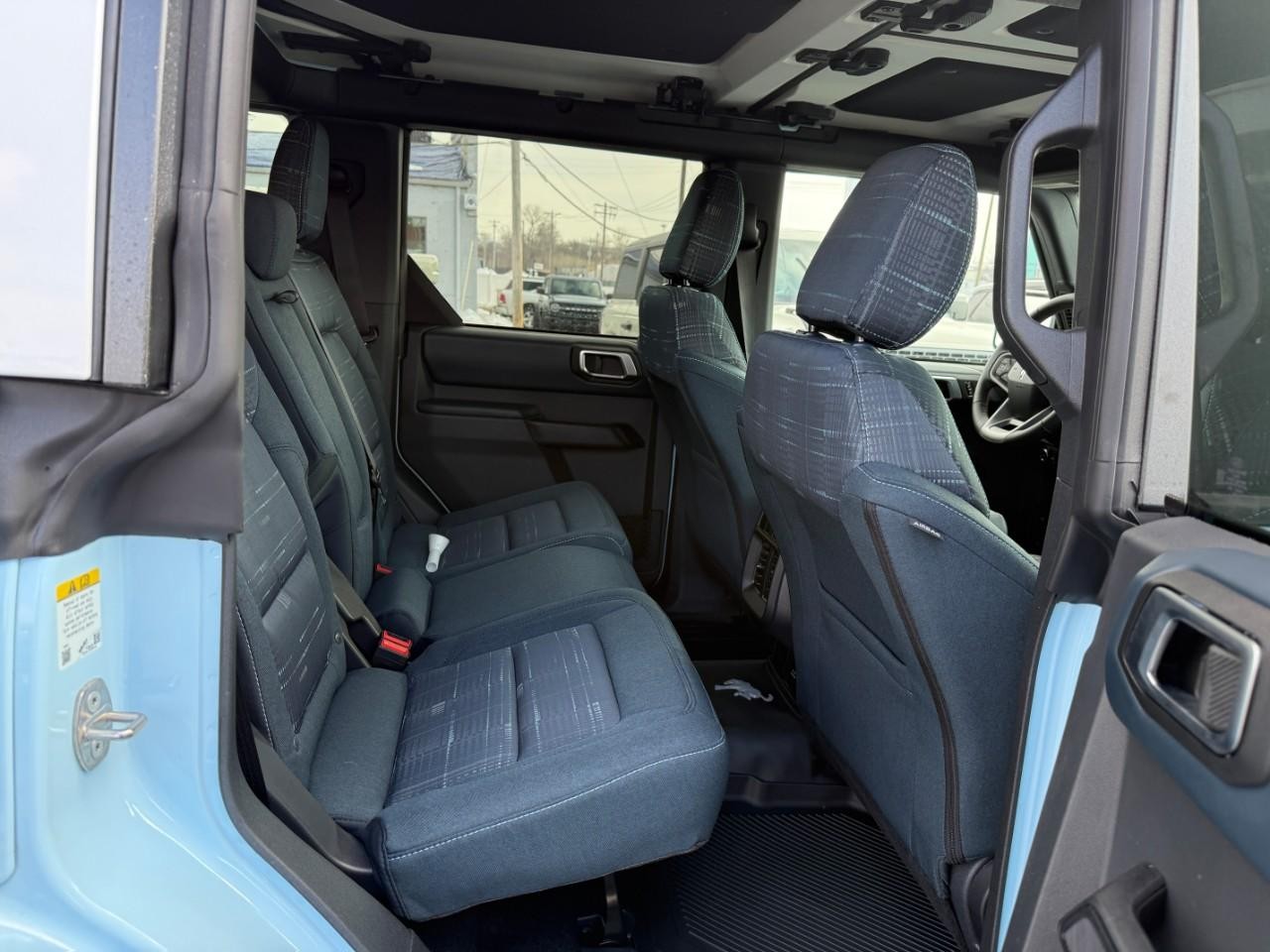 Ford Bronco Vehicle Full-screen Gallery Image 05