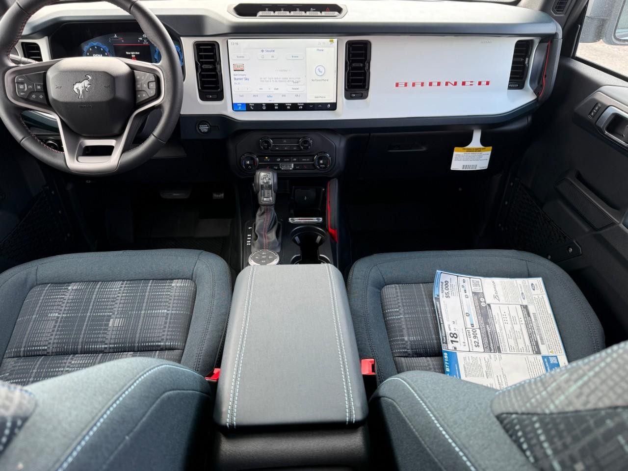 Ford Bronco Vehicle Full-screen Gallery Image 06