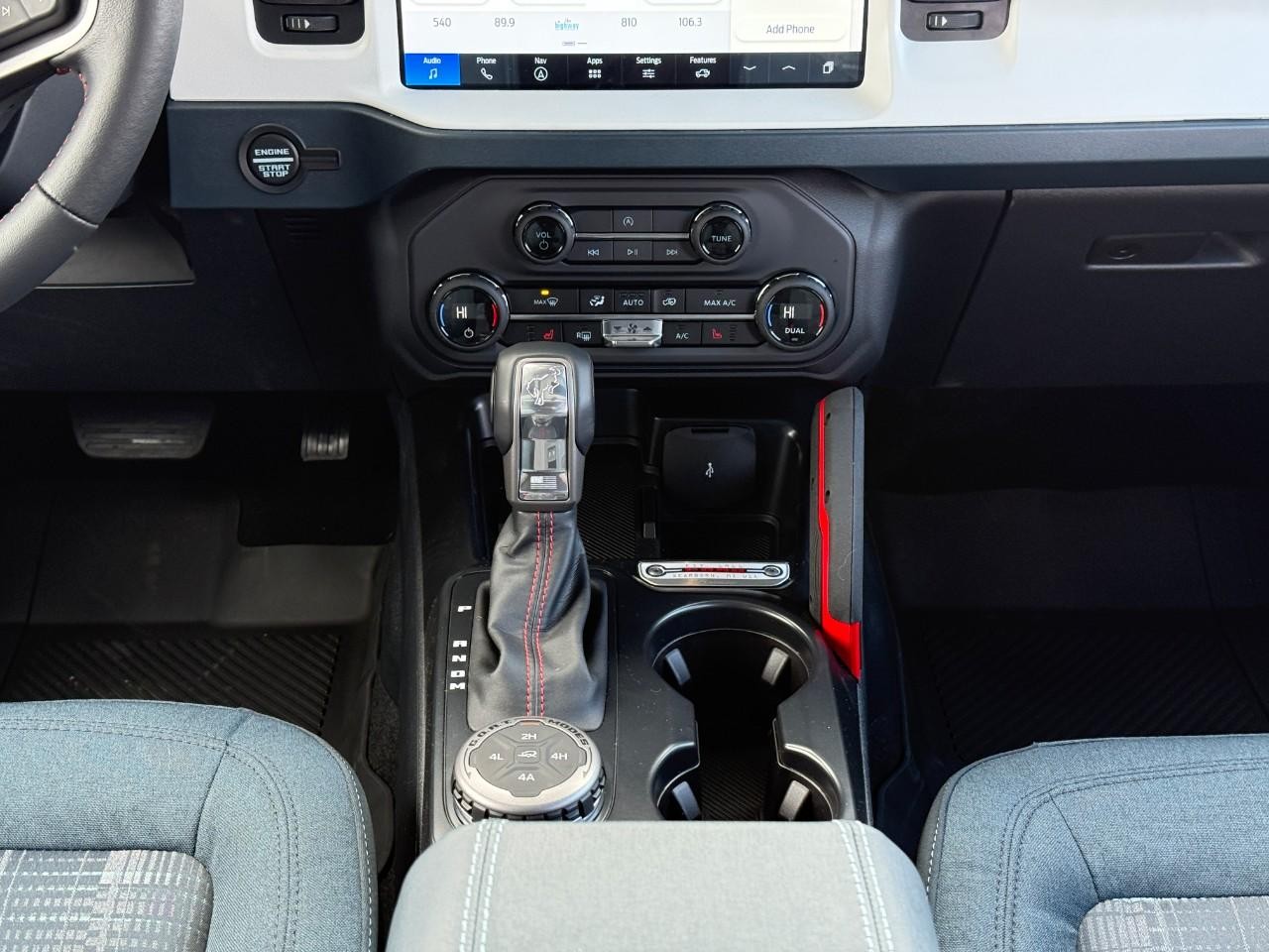 Ford Bronco Vehicle Full-screen Gallery Image 09