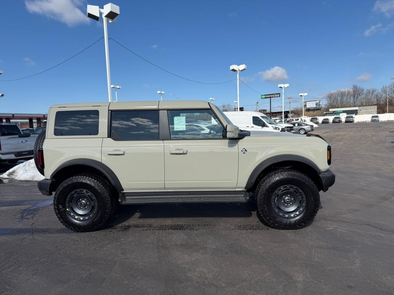 Ford Bronco Vehicle Full-screen Gallery Image 02
