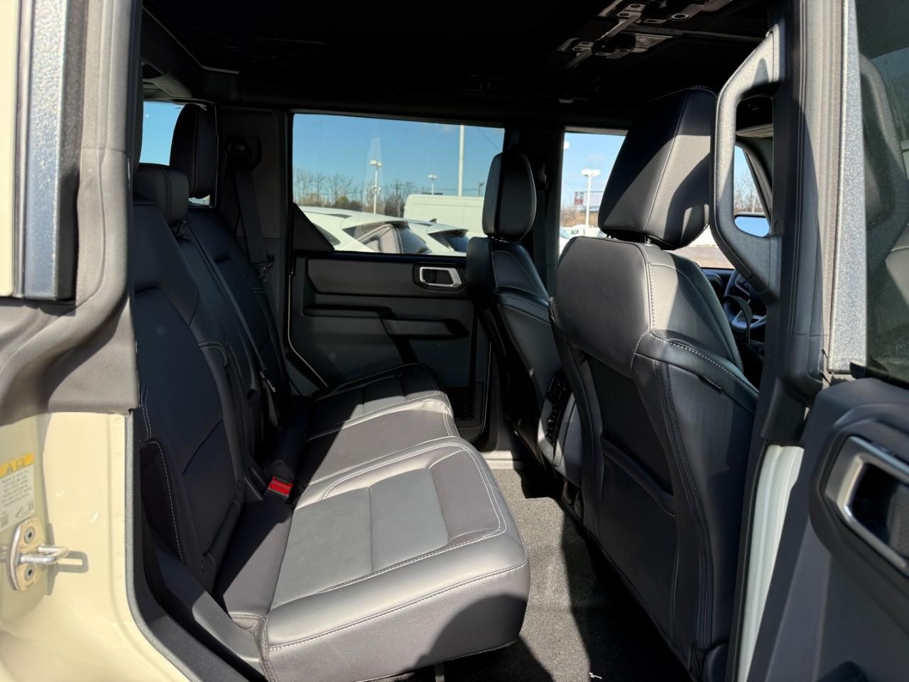 Ford Bronco Vehicle Full-screen Gallery Image 05