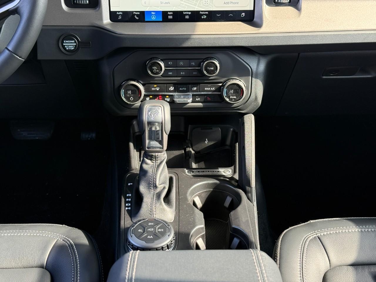 Ford Bronco Vehicle Full-screen Gallery Image 09