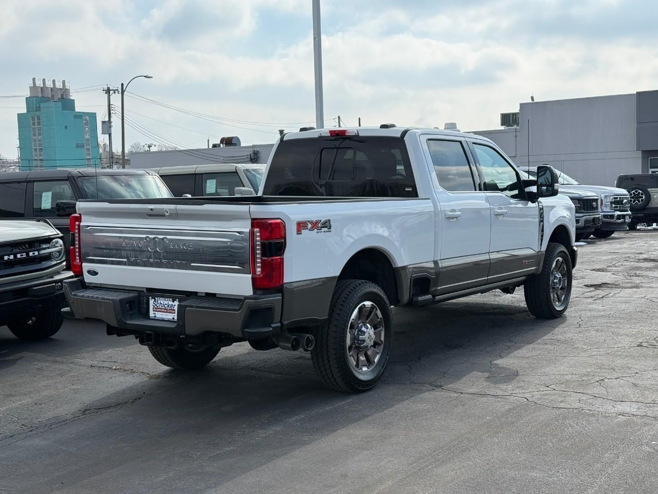 Ford Super Duty F-350 SRW Vehicle Full-screen Gallery Image 03