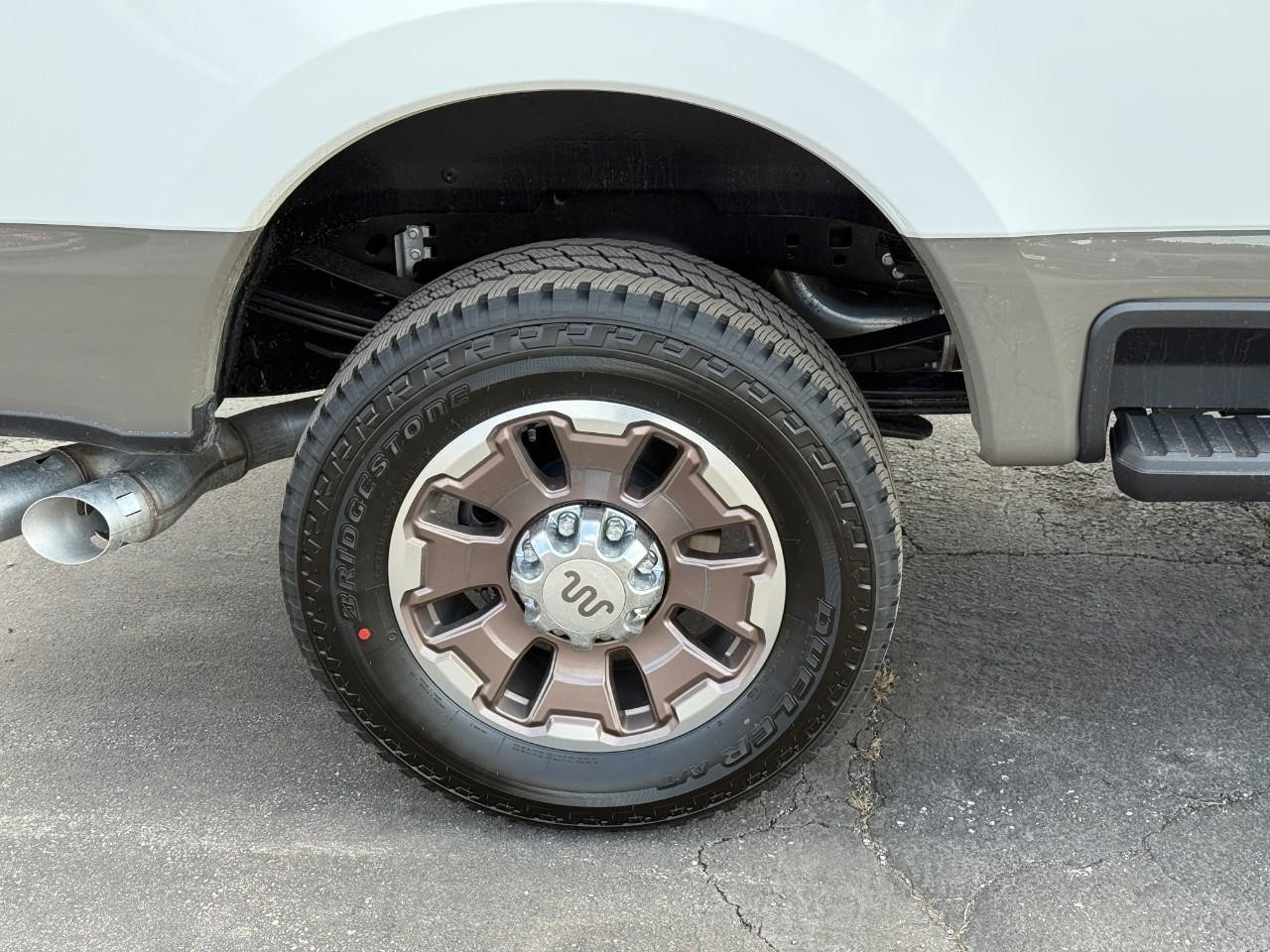 Ford Super Duty F-350 SRW Vehicle Full-screen Gallery Image 04