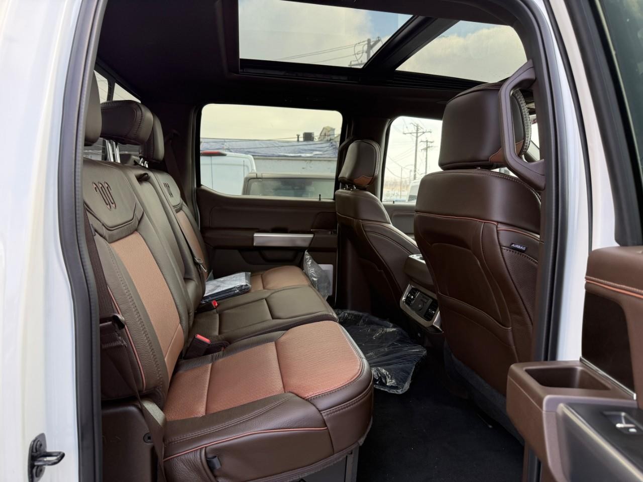Ford Super Duty F-350 SRW Vehicle Full-screen Gallery Image 05