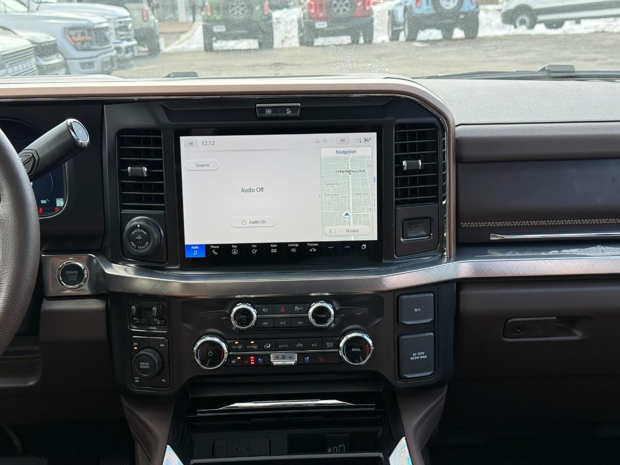 Ford Super Duty F-350 SRW Vehicle Full-screen Gallery Image 08