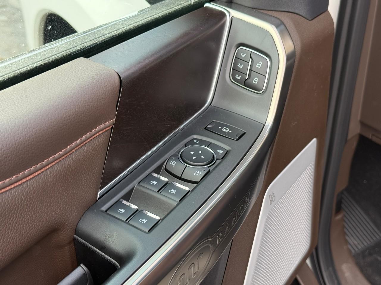 Ford Super Duty F-350 SRW Vehicle Full-screen Gallery Image 10