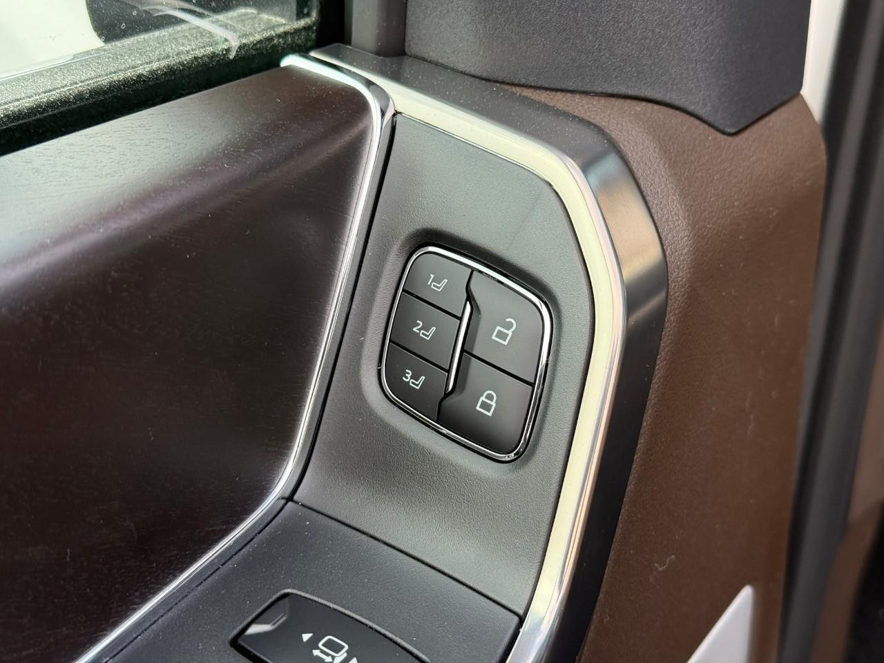 Ford Super Duty F-350 SRW Vehicle Full-screen Gallery Image 11