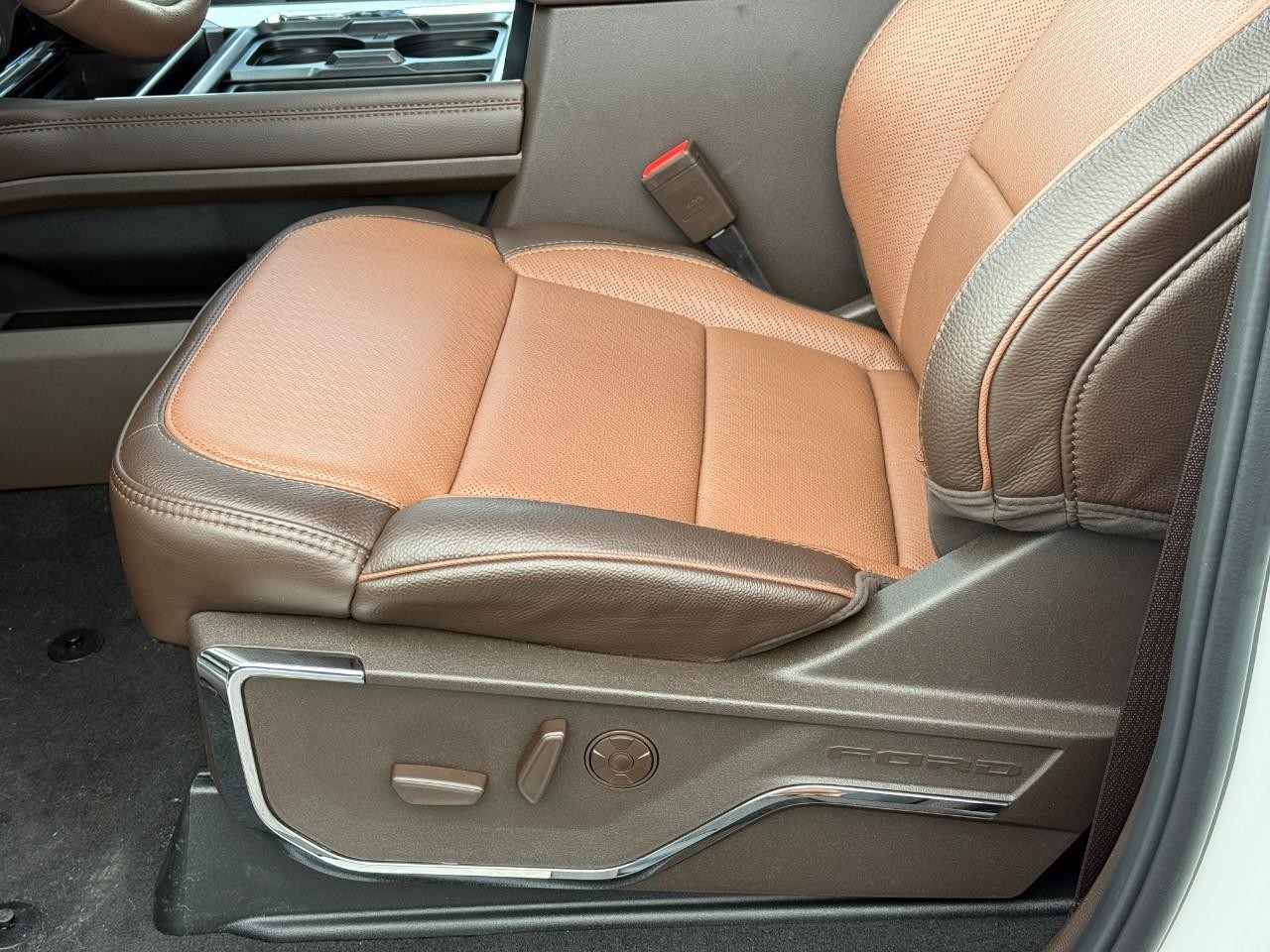 Ford Super Duty F-350 SRW Vehicle Full-screen Gallery Image 12