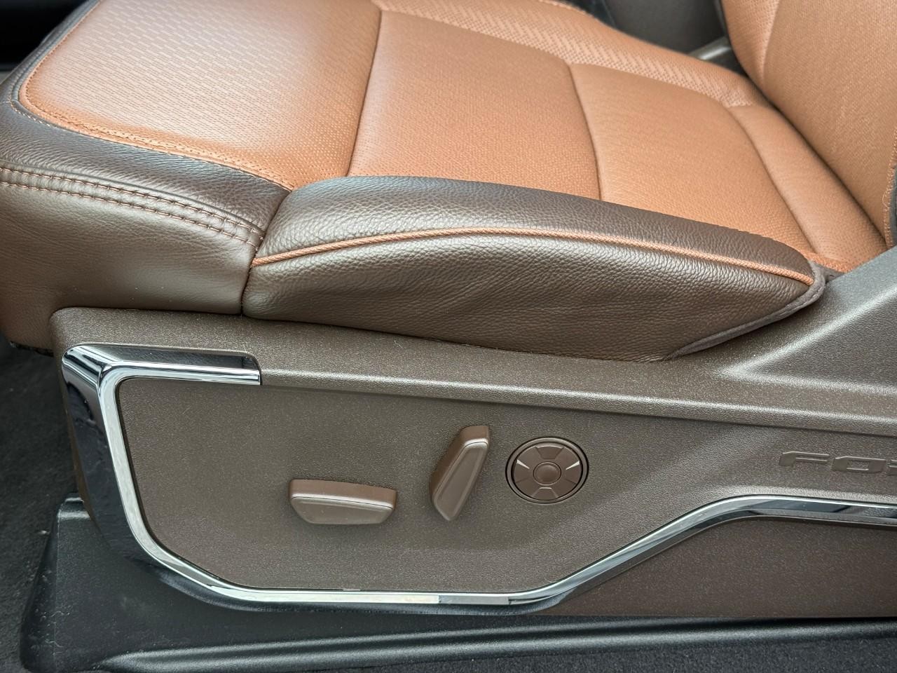 Ford Super Duty F-350 SRW Vehicle Full-screen Gallery Image 13