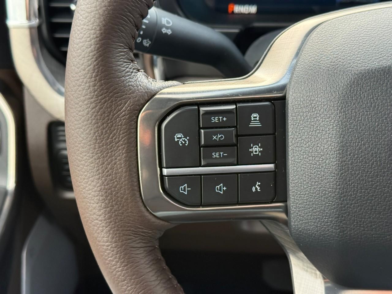 Ford Super Duty F-350 SRW Vehicle Full-screen Gallery Image 14