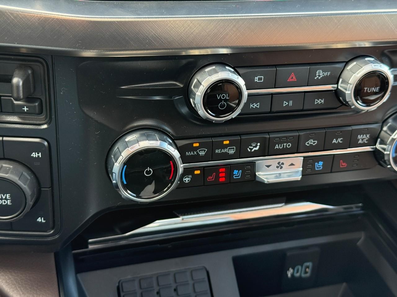 Ford Super Duty F-350 SRW Vehicle Full-screen Gallery Image 16