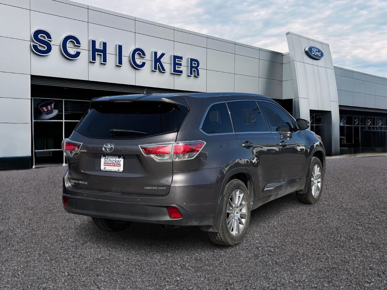 Toyota Highlander Vehicle Full-screen Gallery Image 03