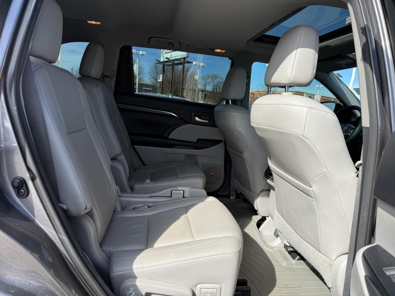 Toyota Highlander Vehicle Full-screen Gallery Image 09