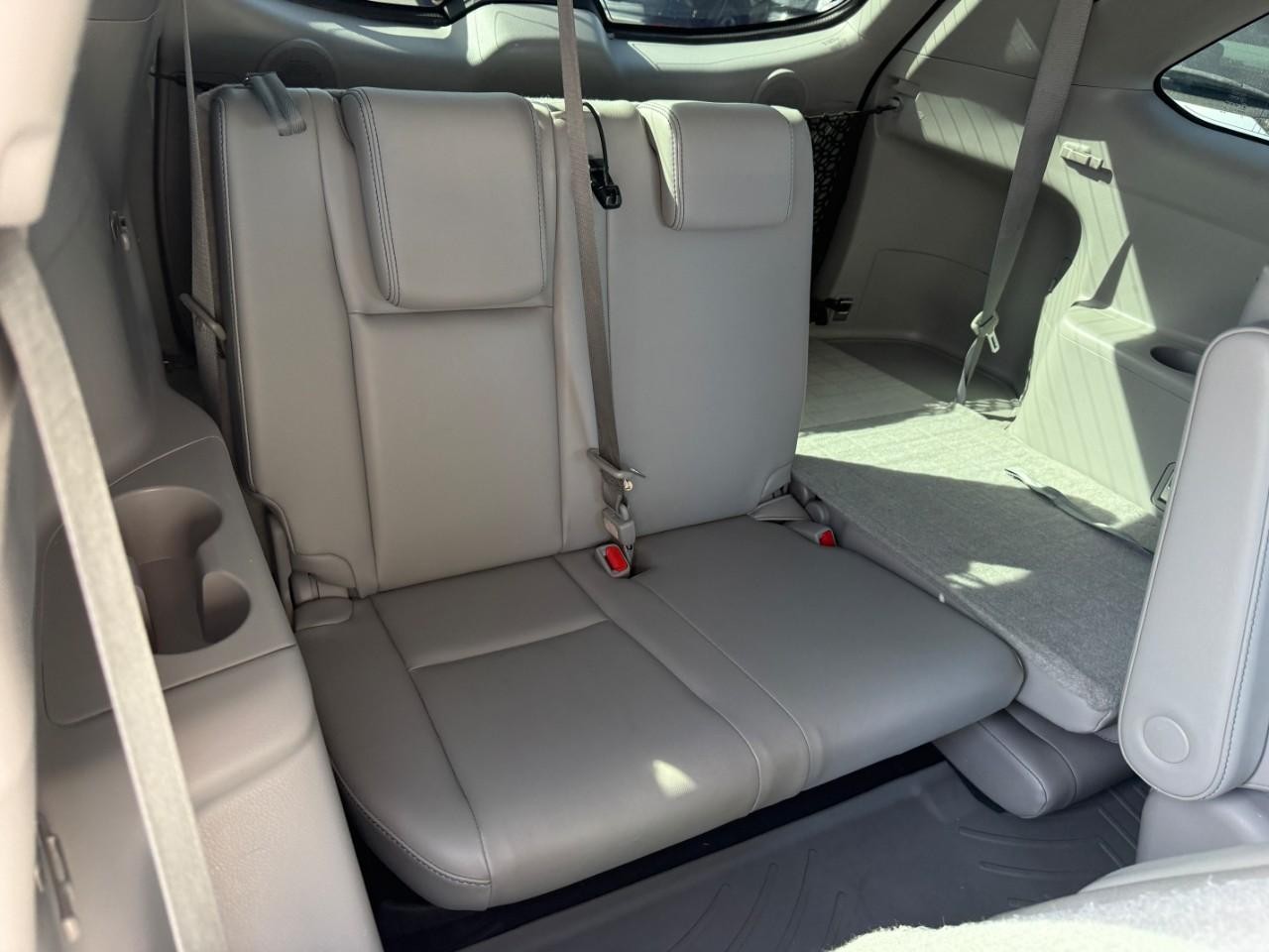 Toyota Highlander Vehicle Full-screen Gallery Image 10