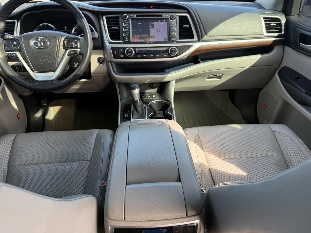 Toyota Highlander Vehicle Full-screen Gallery Image 11