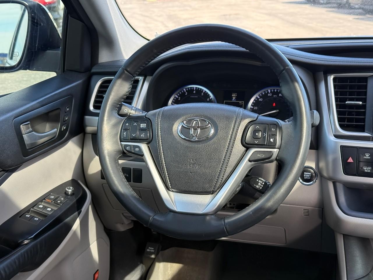 Toyota Highlander Vehicle Full-screen Gallery Image 12