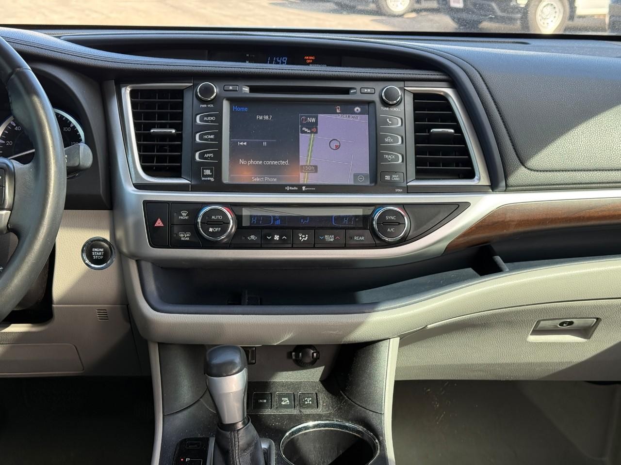 Toyota Highlander Vehicle Full-screen Gallery Image 13