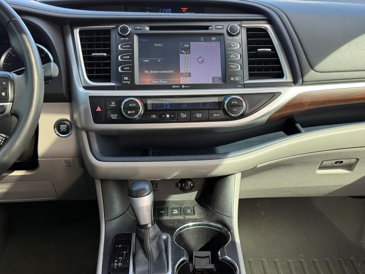 Toyota Highlander Vehicle Full-screen Gallery Image 14