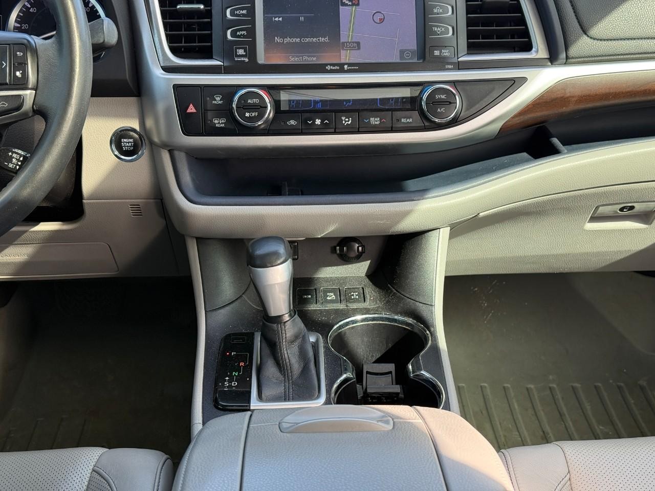 Toyota Highlander Vehicle Full-screen Gallery Image 15