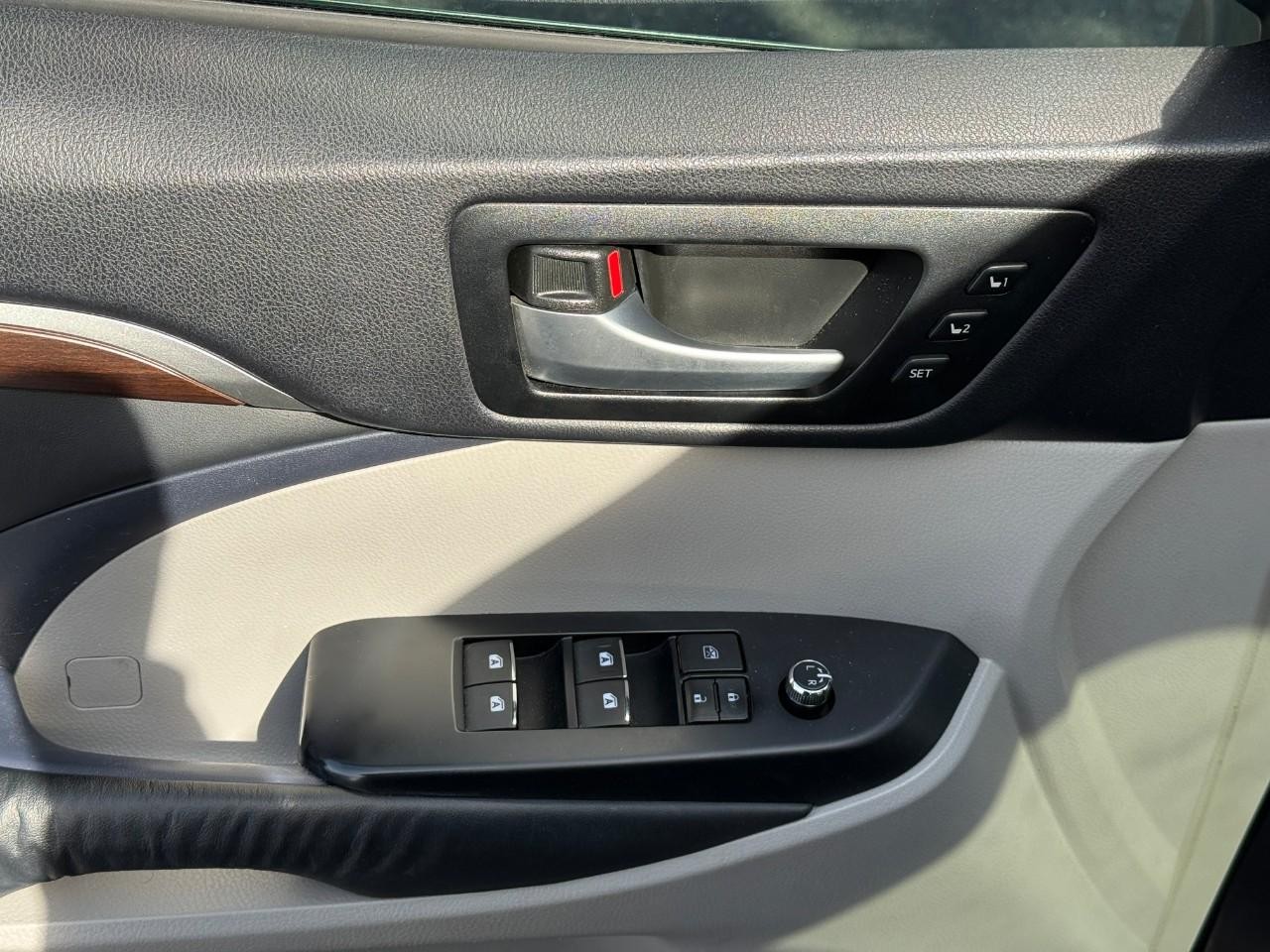 Toyota Highlander Vehicle Full-screen Gallery Image 16