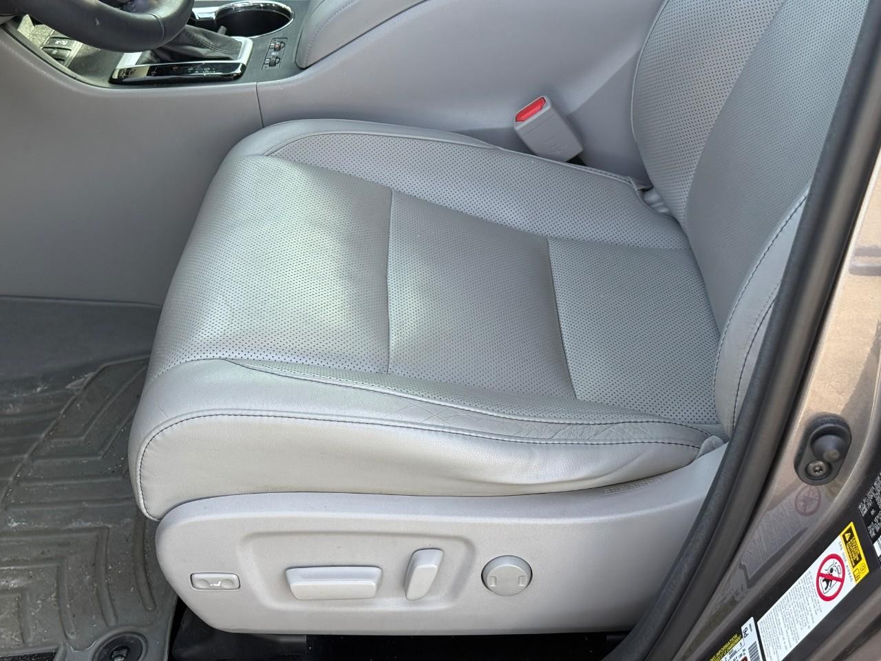 Toyota Highlander Vehicle Full-screen Gallery Image 17