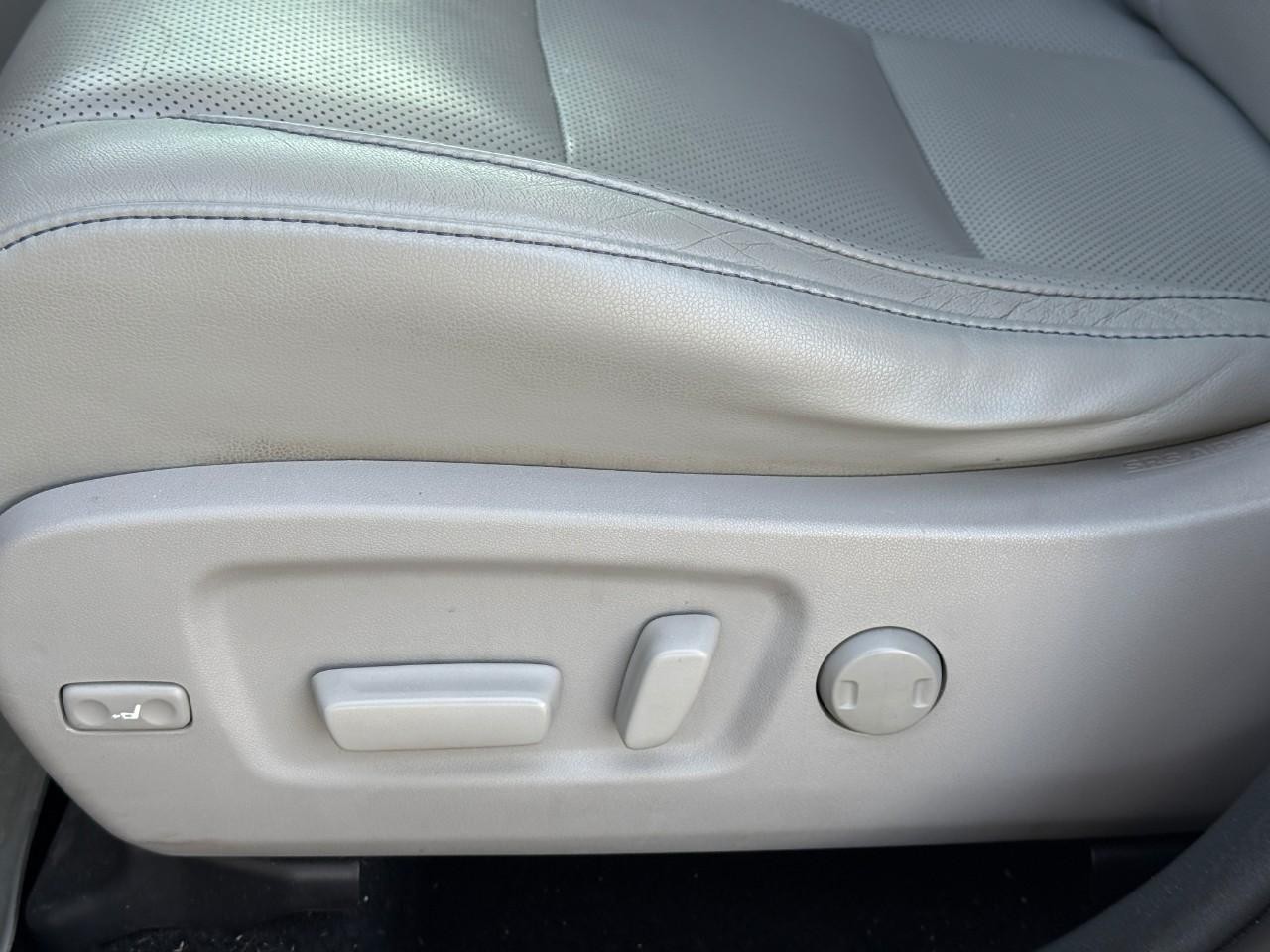 Toyota Highlander Vehicle Full-screen Gallery Image 18