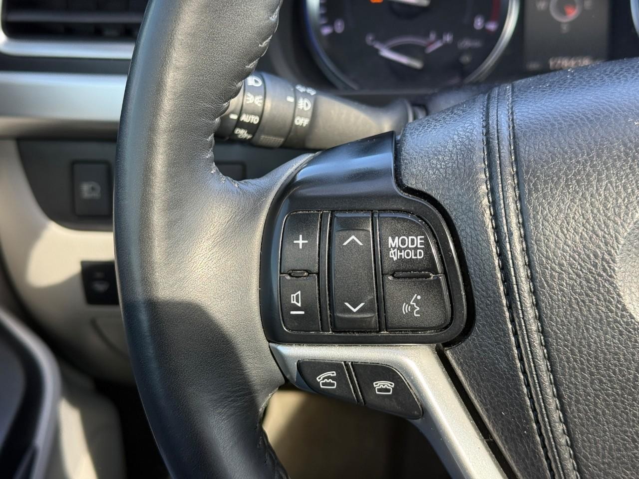 Toyota Highlander Vehicle Full-screen Gallery Image 20