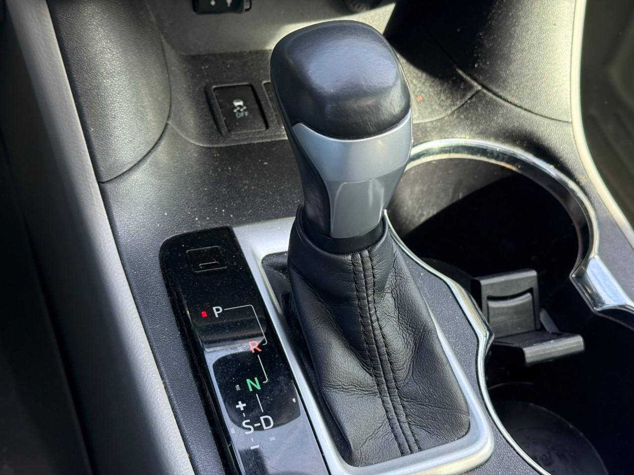 Toyota Highlander Vehicle Full-screen Gallery Image 23