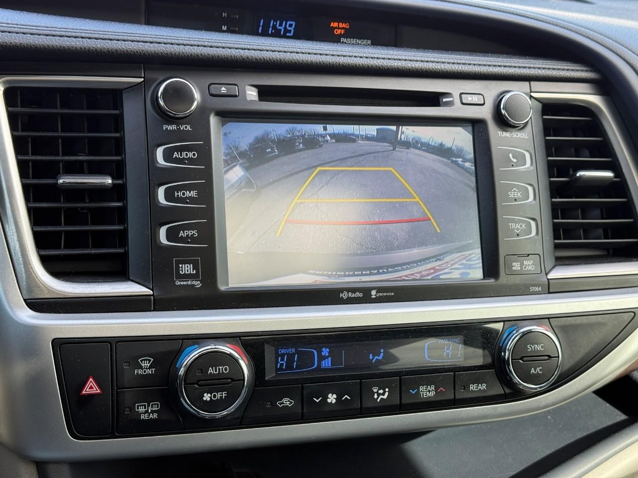 Toyota Highlander Vehicle Full-screen Gallery Image 24