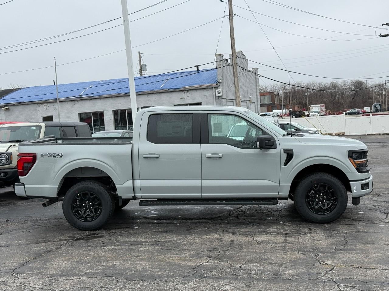 Ford F-150 Vehicle Full-screen Gallery Image 02