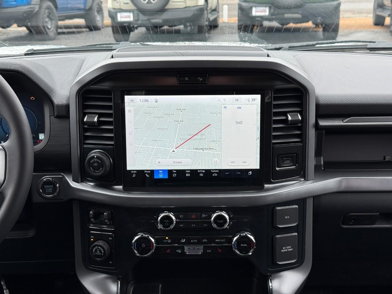 Ford F-150 Vehicle Full-screen Gallery Image 08