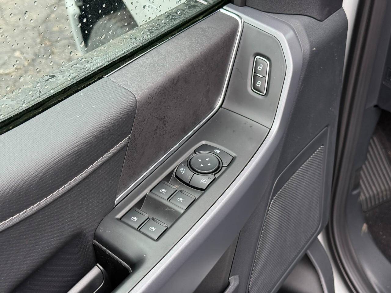 Ford F-150 Vehicle Full-screen Gallery Image 10