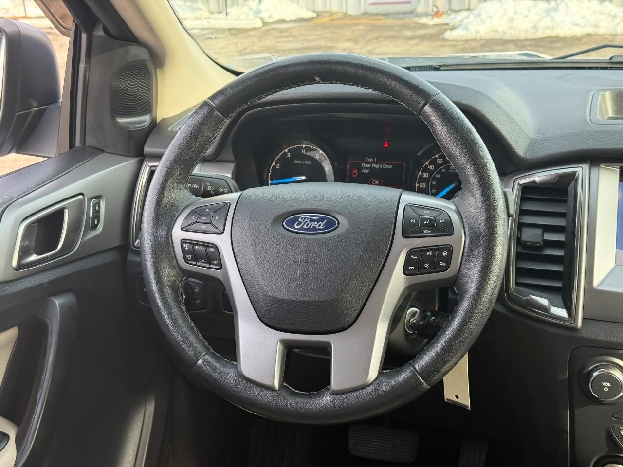 Ford Ranger Vehicle Full-screen Gallery Image 12