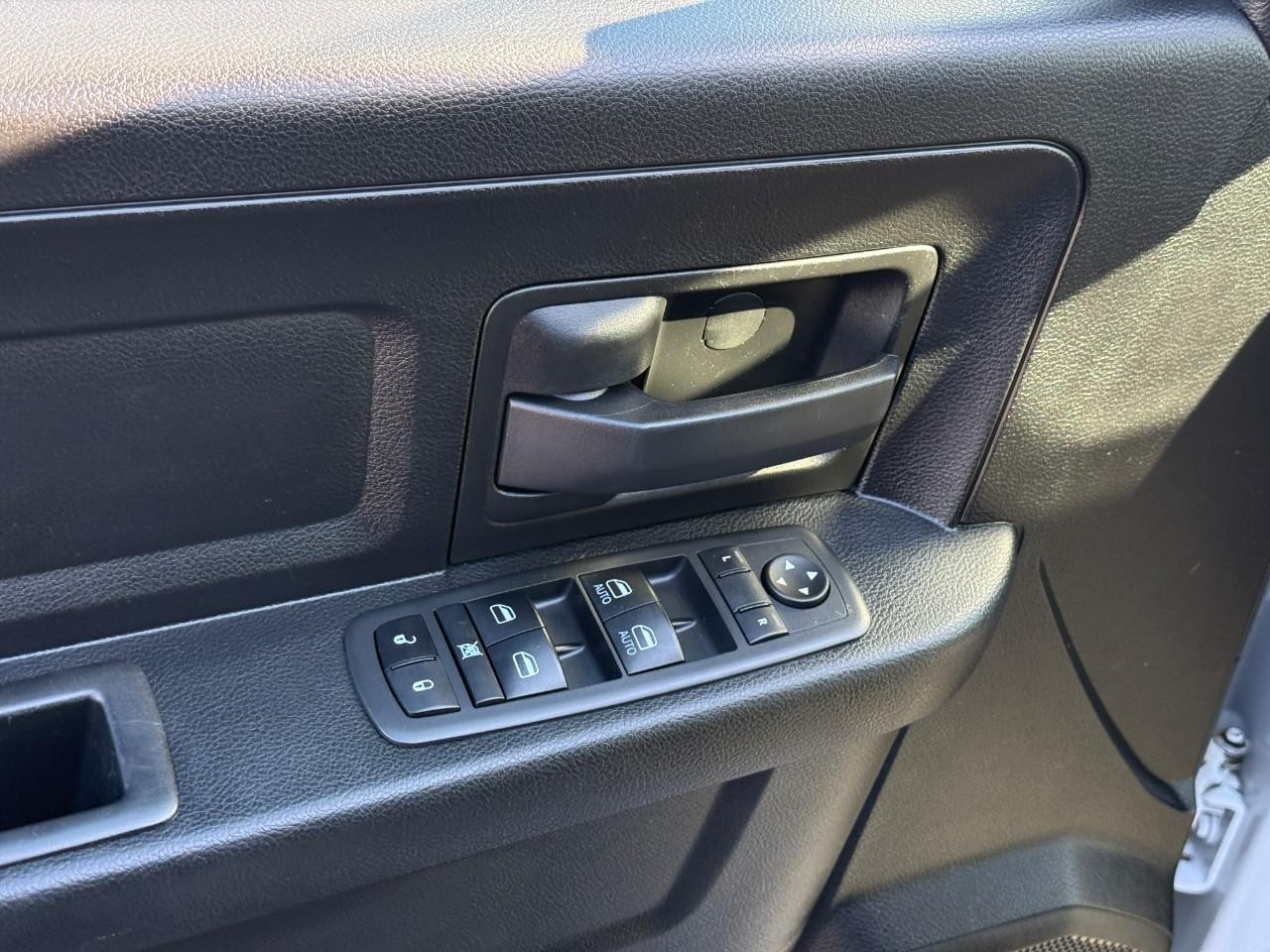 Ram 1500 Classic Vehicle Full-screen Gallery Image 16