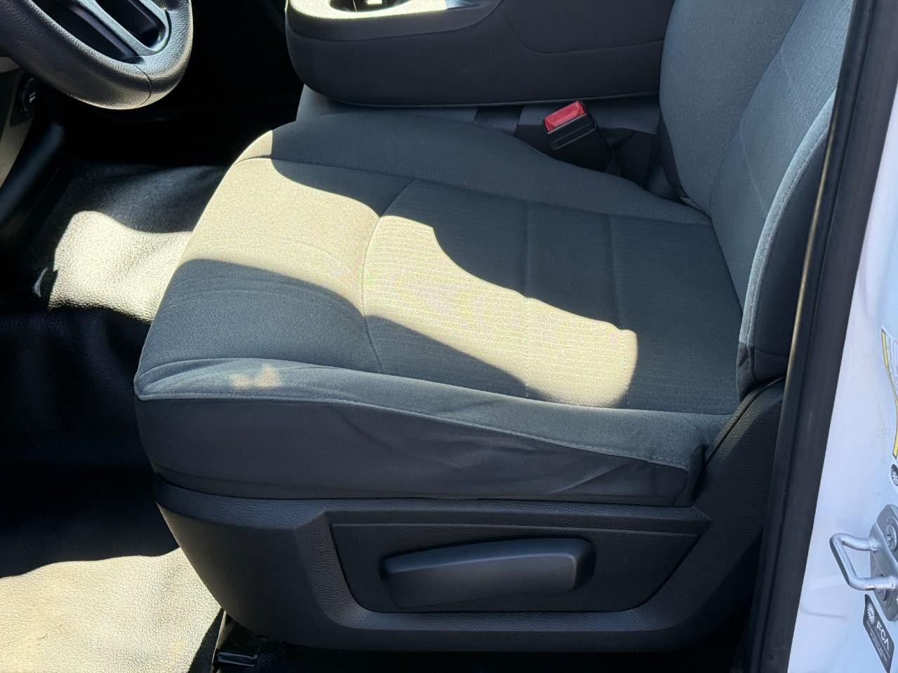 Ram 1500 Classic Vehicle Full-screen Gallery Image 17