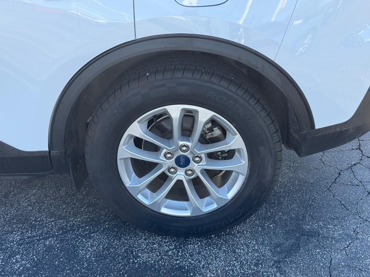 Ford Escape Vehicle Full-screen Gallery Image 06