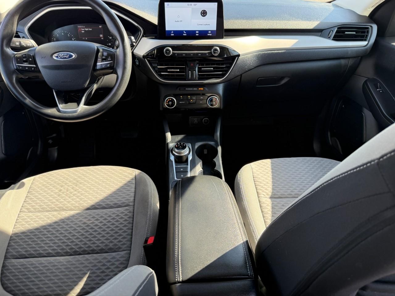 Ford Escape Vehicle Full-screen Gallery Image 12