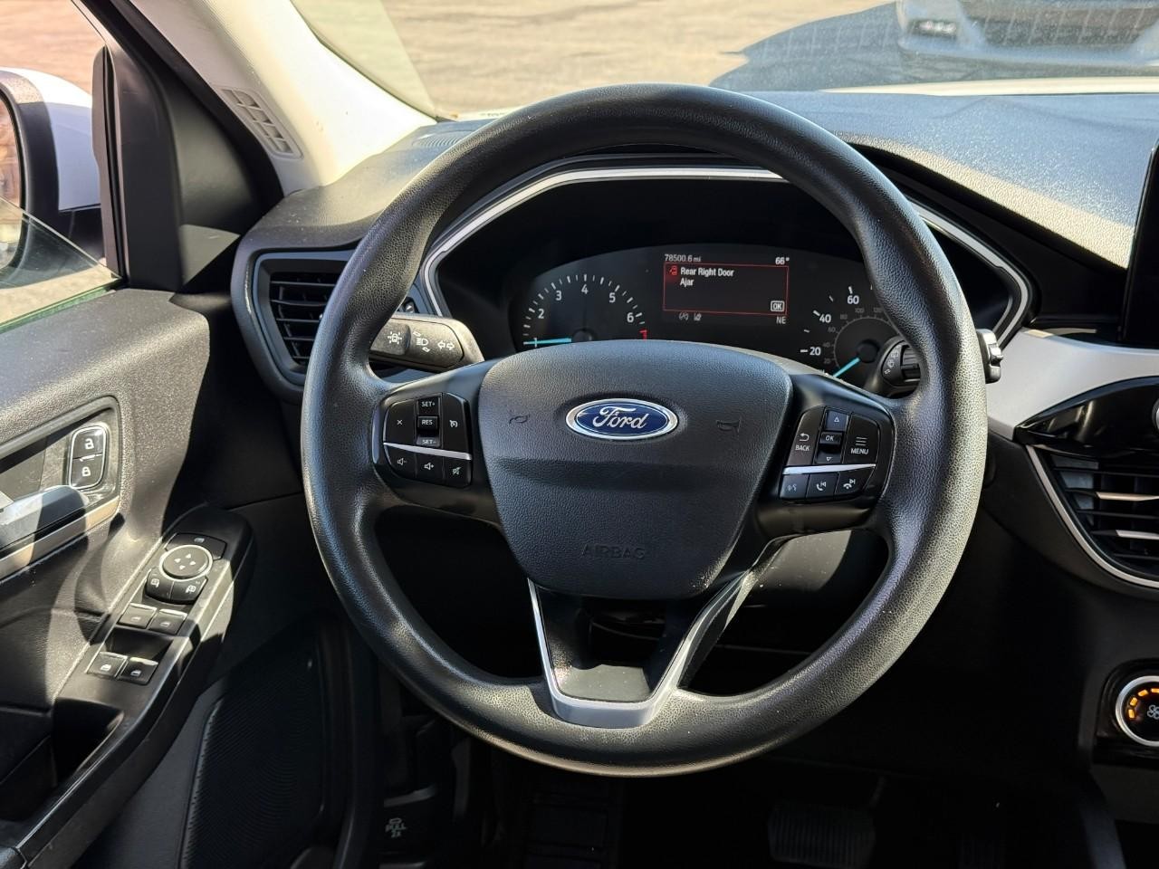 Ford Escape Vehicle Full-screen Gallery Image 13