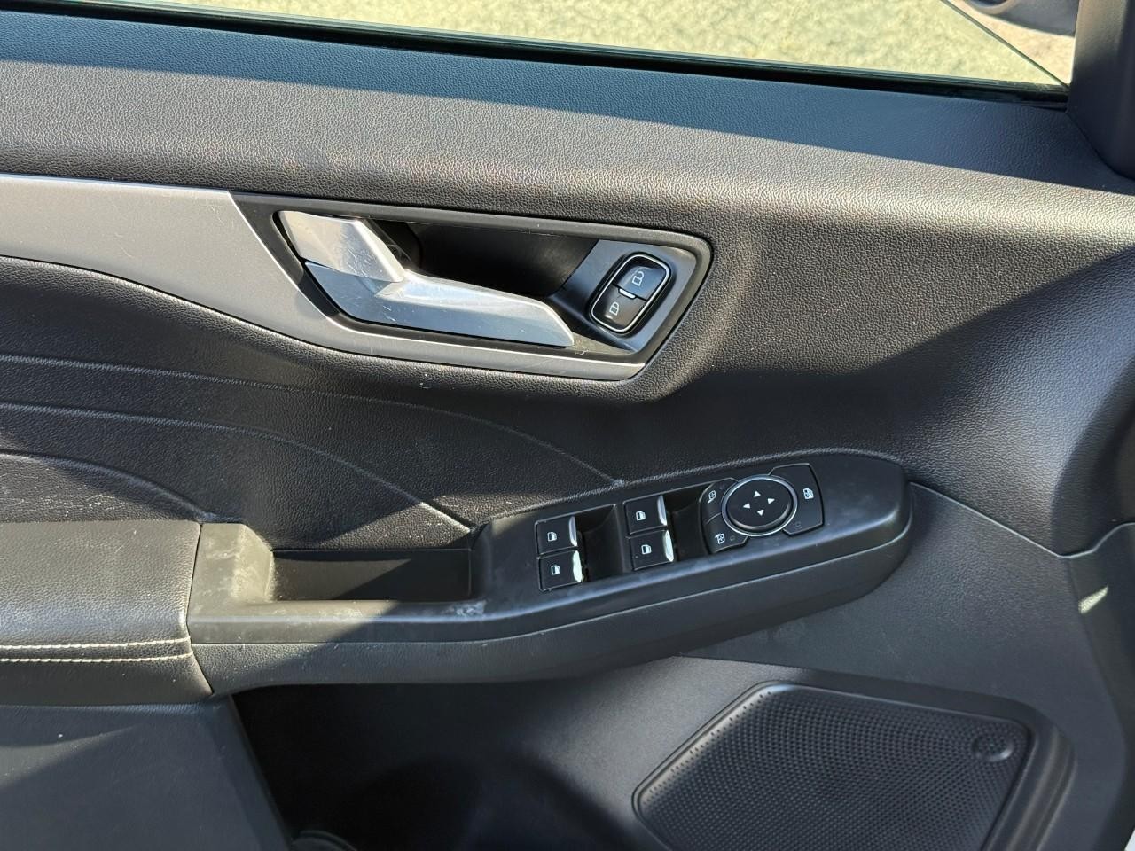 Ford Escape Vehicle Full-screen Gallery Image 17