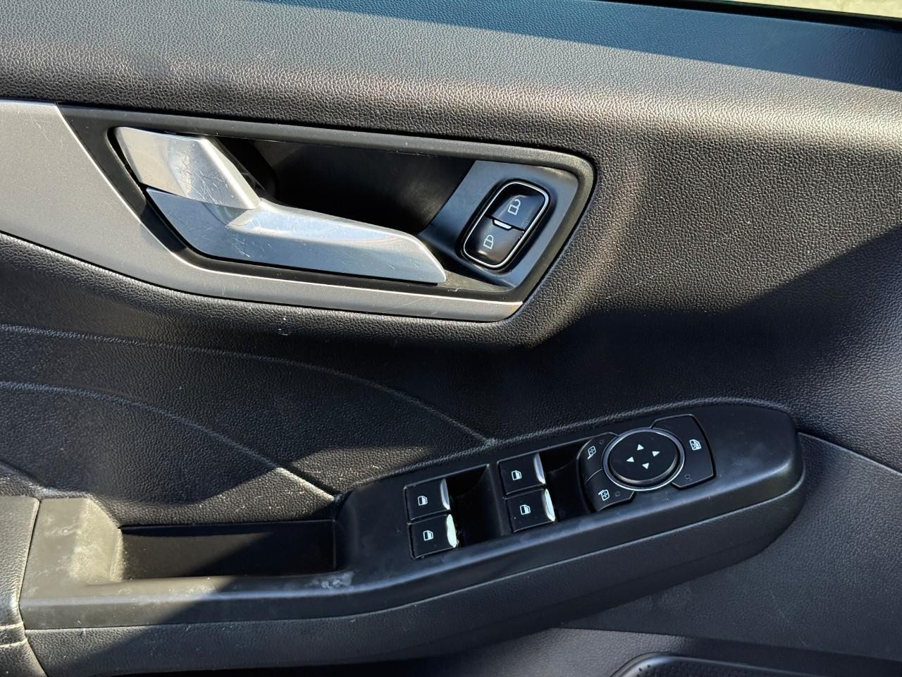 Ford Escape Vehicle Full-screen Gallery Image 18