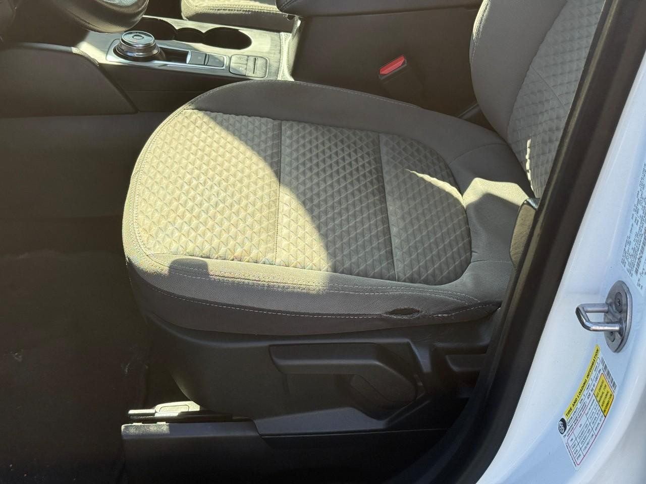 Ford Escape Vehicle Full-screen Gallery Image 19