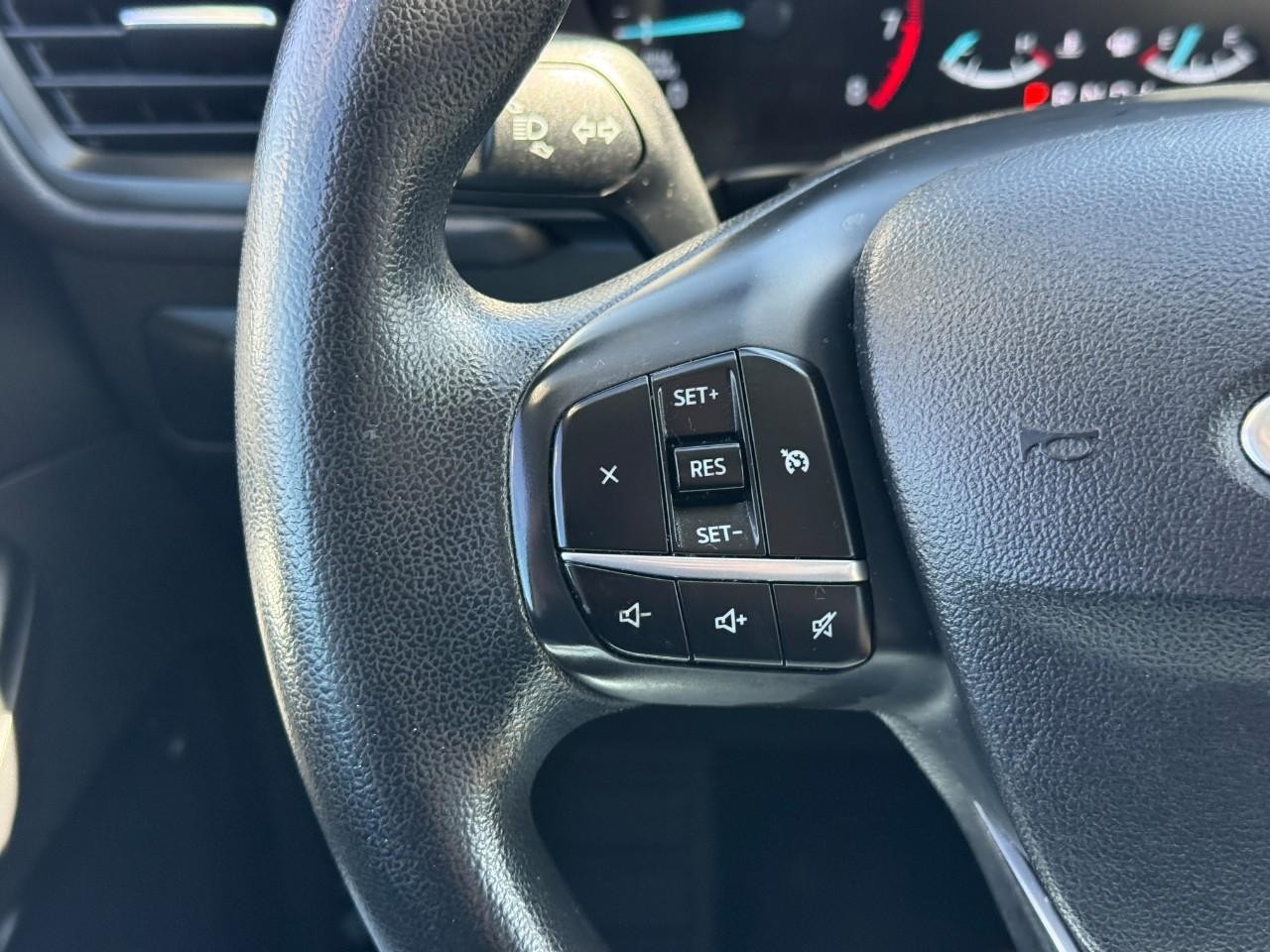 Ford Escape Vehicle Full-screen Gallery Image 21