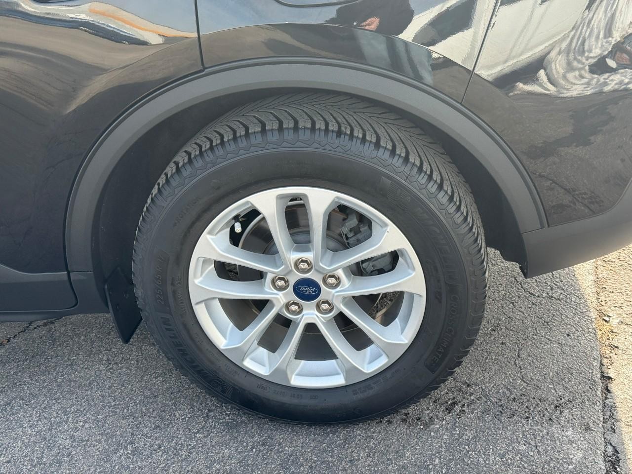 Ford Escape Vehicle Full-screen Gallery Image 09