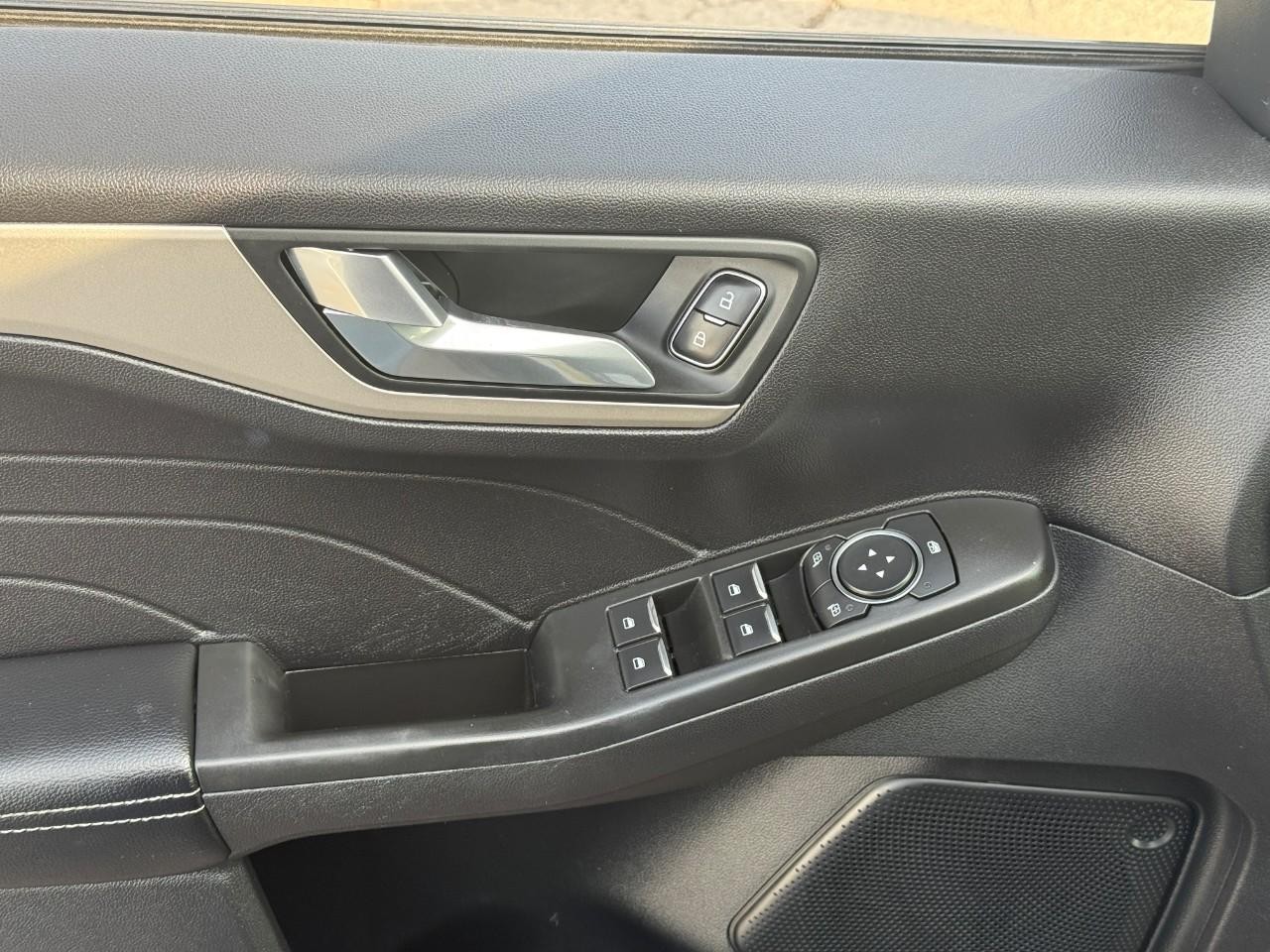 Ford Escape Vehicle Full-screen Gallery Image 16